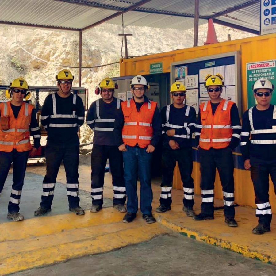 Equipo de técnicos de Hurbec con EPP completo en una operación minera