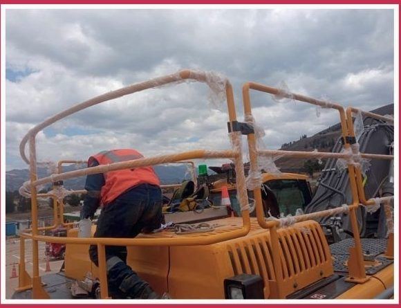 Baranda de protección para excavadora: Estructura de protección montada sobre el capot de una excavadora, adaptada en campo.