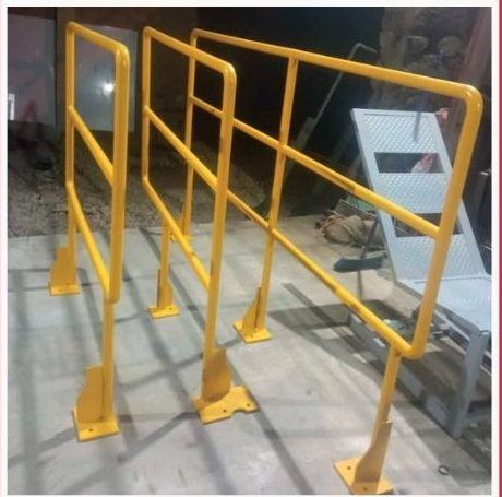 Barandas de seguridad industrial: Barandas metálicas con rodapié y peldaño antideslizante, fabricadas y pintadas en taller.