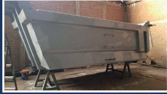 Fabricación de tolva para volquete: Tolva armada desde plancha, con refuerzos calculados según la carga de trabajo.