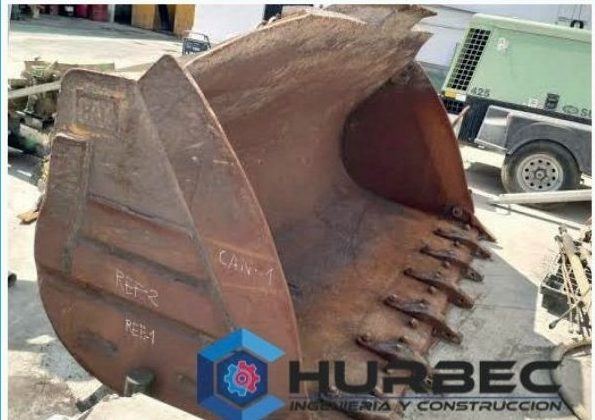 Cucharón de excavadora en proceso de reparación en el taller de Hurbec